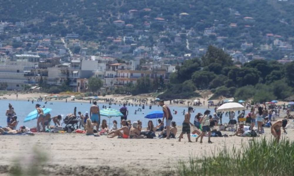 Χαμός στις παραλίες της Αττικής – Βγήκαν όλοι για μπάνιο (εικόνες)